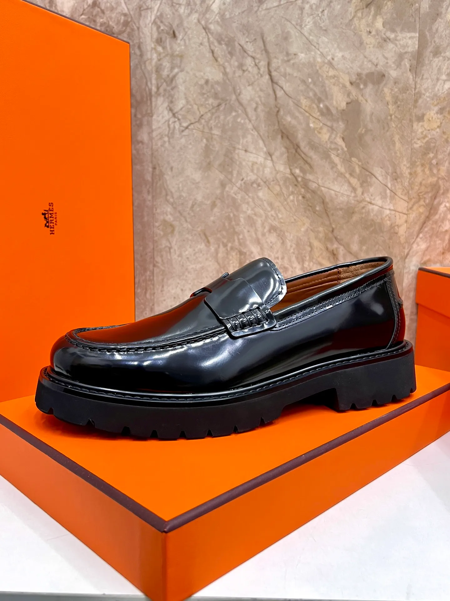 Original order quality P840 Brand: Hermès Standard code: Men's code: 39.40.41.42.43.44. (38.45 custom-made Grade: Same as the official website Original order quality Material: Original cowhide Original breathable cowhide lining Original outsole Style category: Men's fashionable casual leather shoes Color: Actual picture